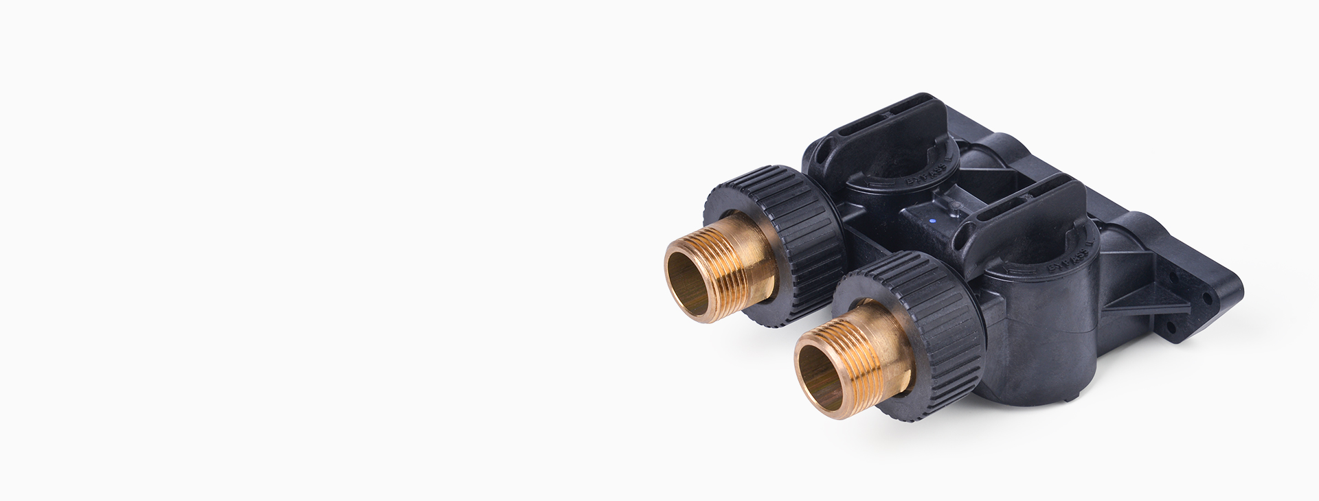 <h4>一體式旁通閥<br></h4>
<p>標(biāo)配Autotrol閥頭專用的一體式高性能樹脂旁通閥，使設(shè)備安裝更加便捷、節(jié)省空間獨特的一體式水路設(shè)計。</p>